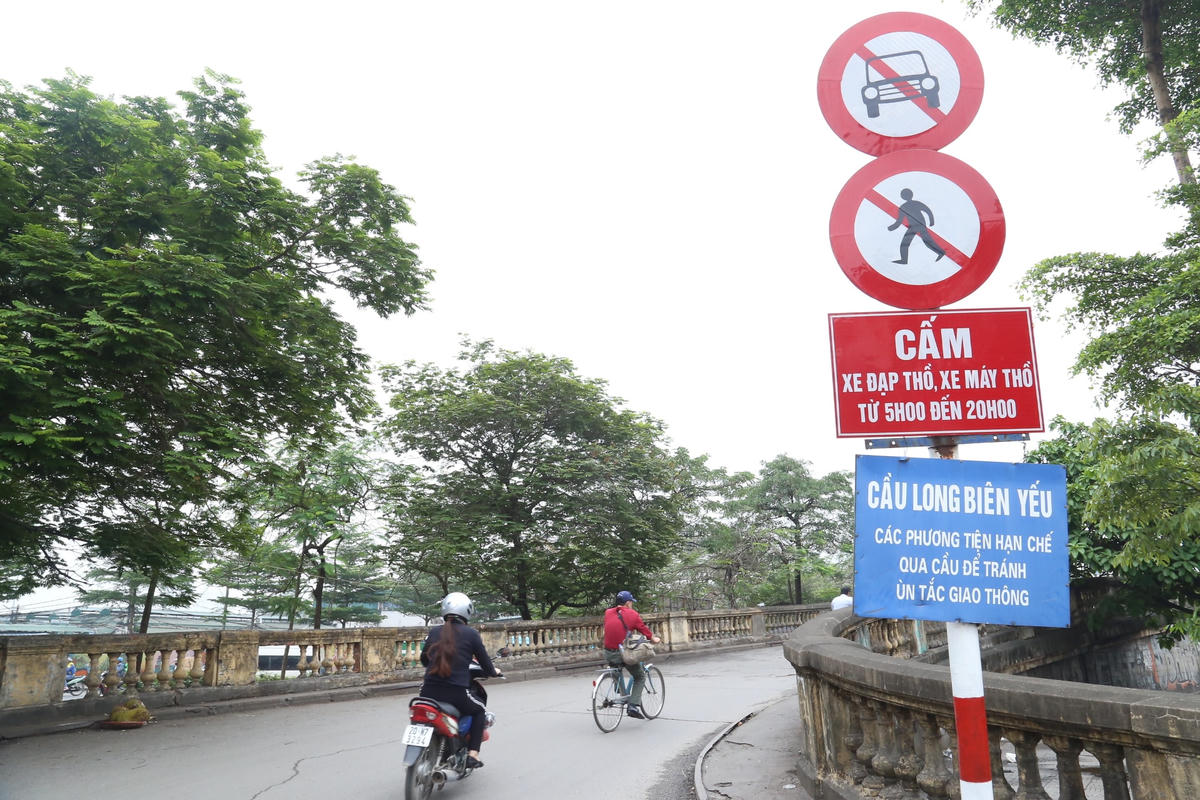 Biển cảnh báo cầu Long Biên yếu đã được gắn ở lối lên