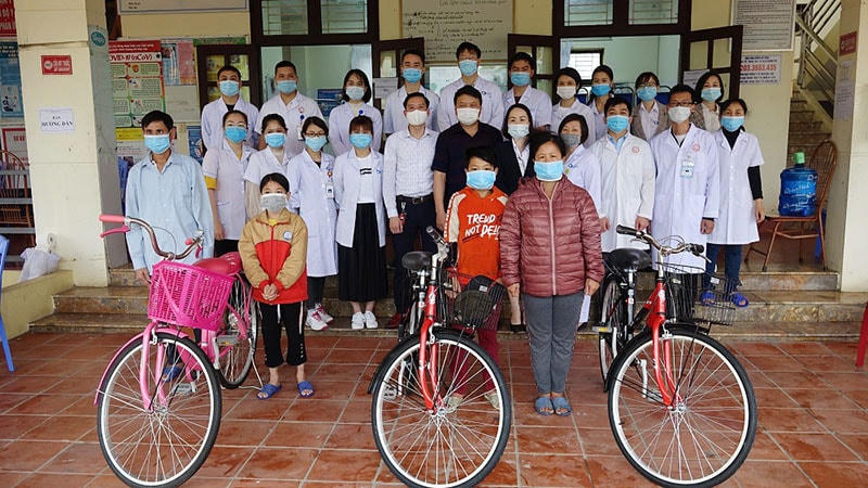 Đoàn công tác của Bệnh viện Bãi Cháy tặng xe đạp cho học sinh nghèo TX Quảng Yên.