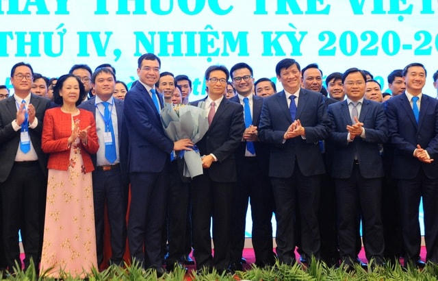 Trưởng ban Dân vận Trung ương Trương Thị Mai, Phó Thủ tướng Chính phủ Vũ Đức Đam, Bộ trưởng Bộ Y tế Nguyễn Thanh Long, Bí thư thứ nhất Trung ương Đoàn Nguyễn Anh Tuấn chúc mừng tân Chủ tịch Hội Thầy thuốc trẻ Việt Nam Hà Anh Đức.  