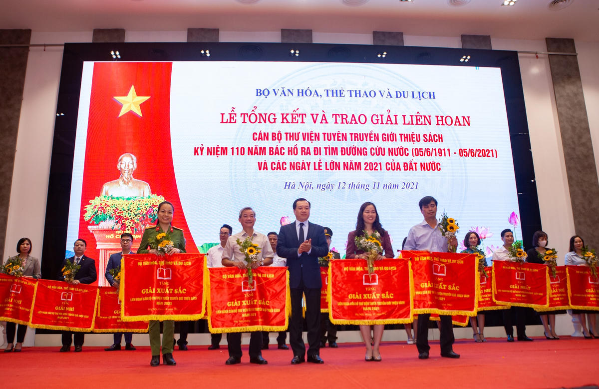 Nhiều giải thưởng được trao tại buổi lễ.