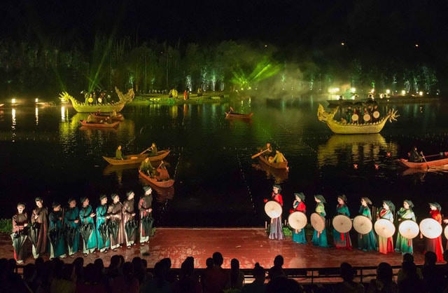 Văn hóa Việt được tái hiện trong một chương trình biểu diễn thực cảnh ở Sài Sơn (Quốc Oai, Hà Nội).