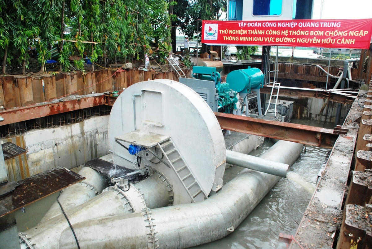 thuê máy bơm chống ngập cho tuyến đường Nguyễn Hữu Cảnh, Q.Bình Thạnh với kinh phí 14,2 tỷ mỗi năm. (Ảnh: