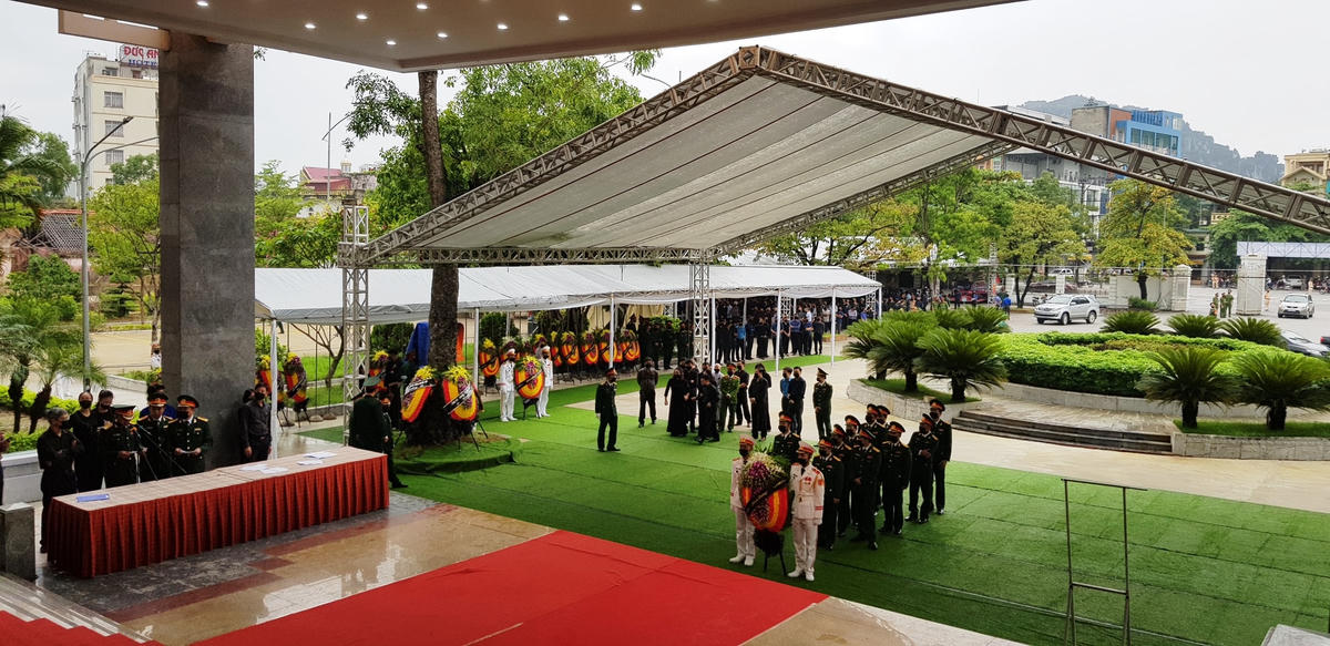 Nhiều đoàn đại biểu từ các tỉnh về TP Thanh Hoá thắp nén tâm nhang tiễn biệt nguyên Tổng Bí thư Lê Khả Phiêu.