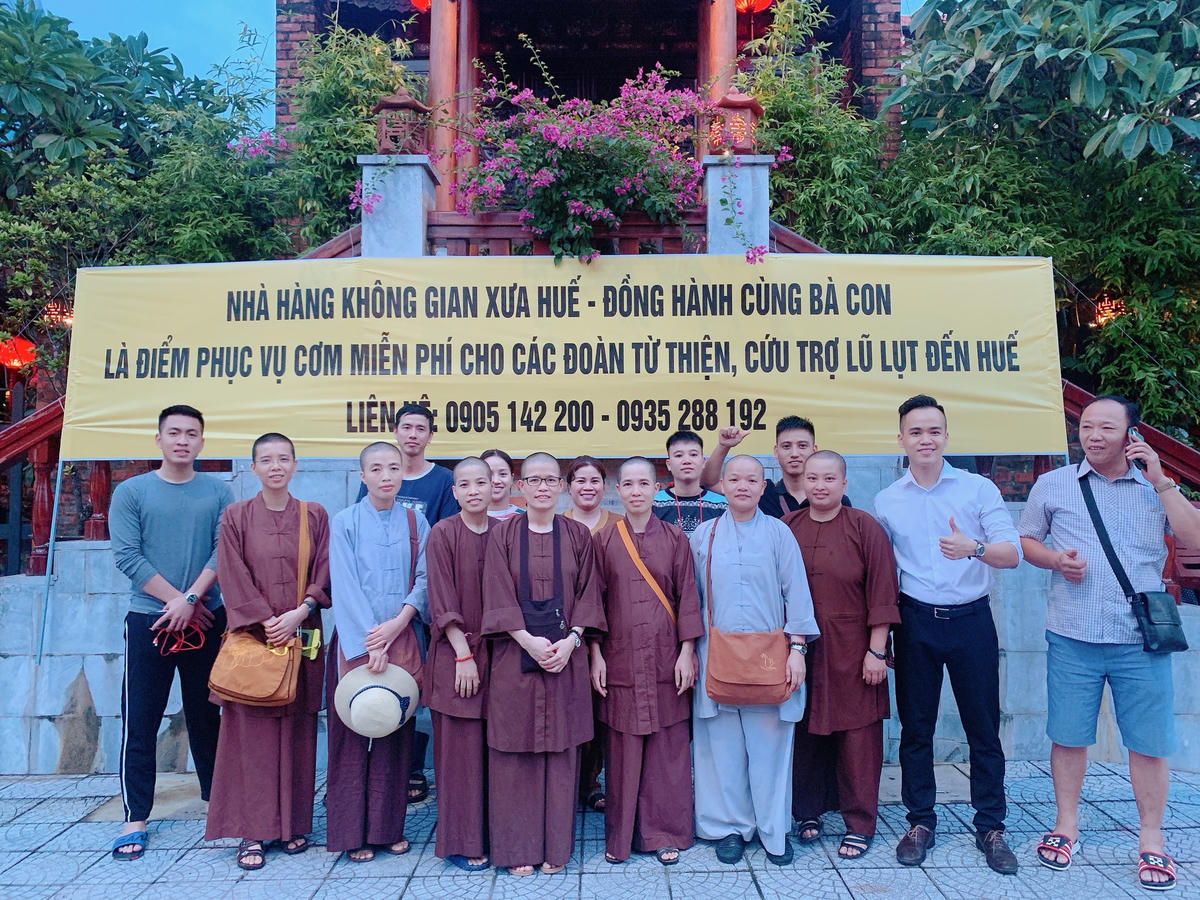 Đoàn cứu trợ đến nhà hàng Không Gian Xưa dùng cơm miễn phí. Ảnh: Nguyễn Hoàng Bích Hảo.