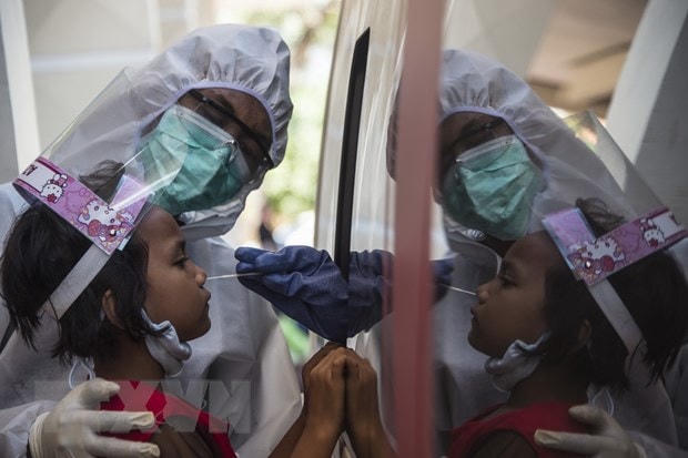 Một điểm xét nghiệm Covid-19 tại Surabaya, Indonesia, ngày 29/6/2020. (Ảnh: AFP/TTXVN).