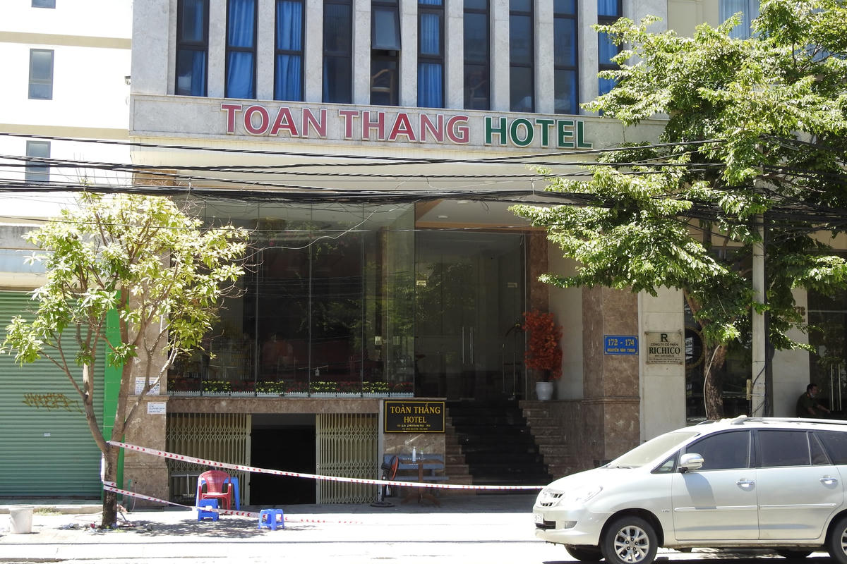 Khách sạn Toàn Thắng, số 174 đường Nguyễn Văn Thoại, quận Ngũ Hành Sơn (Đà Nẵng) nơi 156/175 người bị lừa xuất cảnh trái phép bằng đường biển lưu trú. Ảnh B. Nguyên.