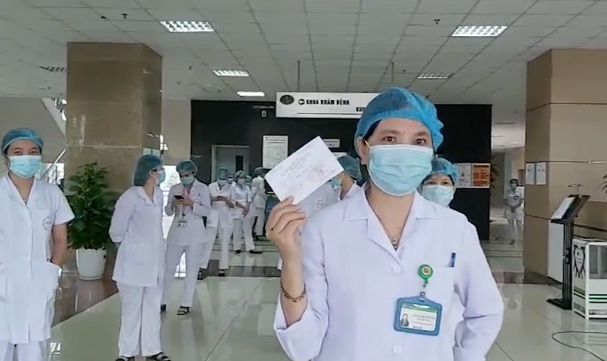 Một nhân viên y tế của Bệnh viện Bệnh Nhiệt đới Trung ương cầm trên tay thẻ cử tri của bản thân. Ảnh: CTV.
