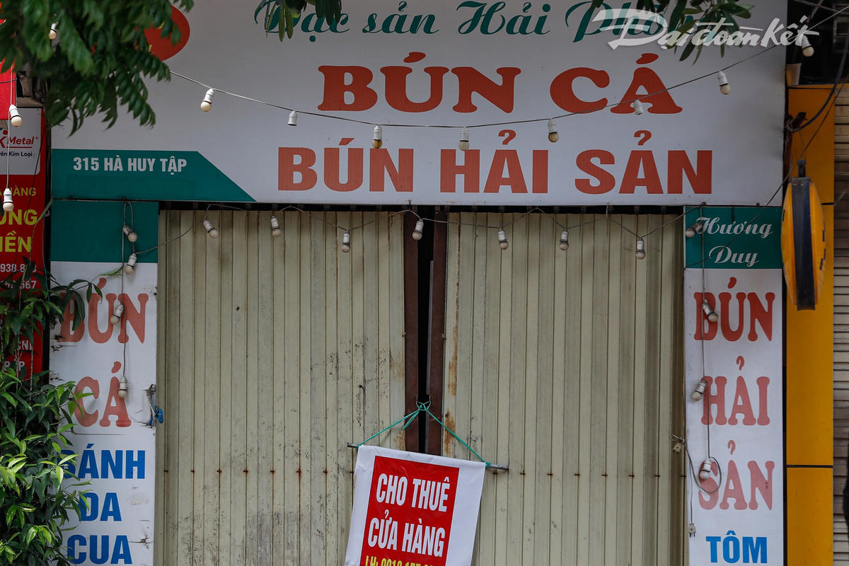 Cũng có những cửa hàng ăn phải trả lại mặt bằng vì không trụ được trong những ngày giãn cách do dịch bệnh.