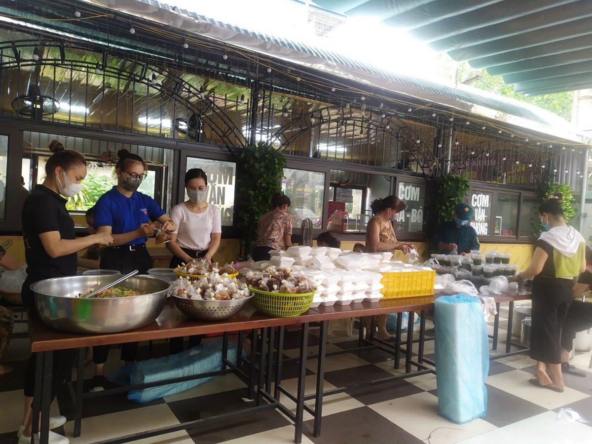 Cán bộ và nhân dân thị trấn Thường Tín nấu 500 suất cơm động viên các trường hợp cách ly tại 2 khu trên địa bàn huyện.