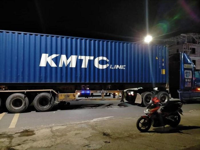 Một nạn nhân tử vong thương tâm do bị xe container cán qua người.
