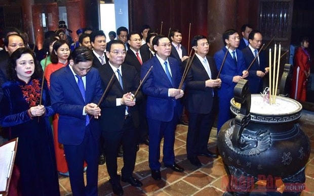 Bí thư Thành ủy Hà Nội Vương Đình Huệ cùng các đồng chí lãnh đạo Trung ương, thành phố Hà Nội cùng các đại biểu dâng hương tưởng niệm danh nhân Chu Văn An tại Văn Miếu-Quốc Tử Giám. (Nguồn: nhandan.com.vn).
