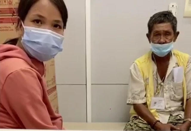 Vợ anh Tâm chia sẻ 80 triệu đồng với một hoàn cảnh khó khăn đang cùng nằm viện.  