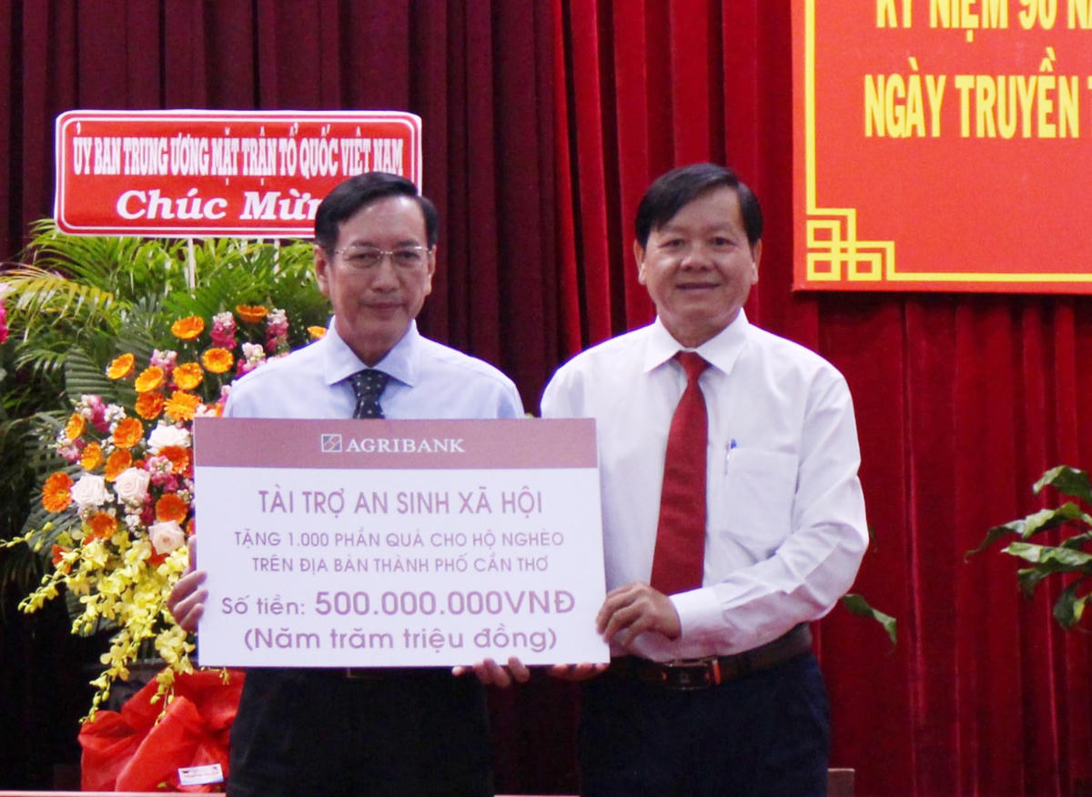 Agribank khu vực Tây Nam Bộ tặng 500 triệu đồng ủng hộ Qũy “Vì người nghèo” năm 2020.