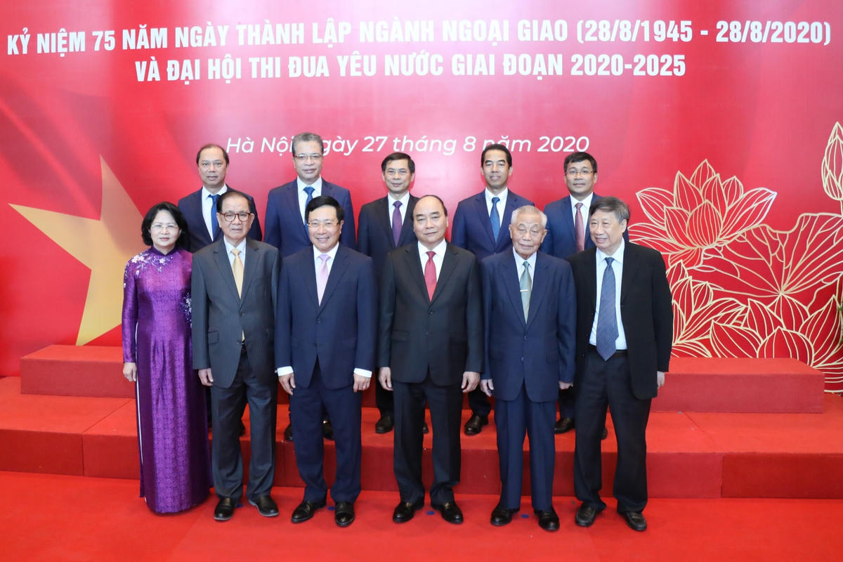Thủ tướng Chính phủ Nguyễn Xuân Phúc và Phó Chủ tịch nước Đặng Thị Ngọc Thịnh chụp ảnh lưu niệm với các lãnh đạo đã nghỉ hưu và lãnh đạo đương nhiệm.  Ảnh: Quang Vinh.