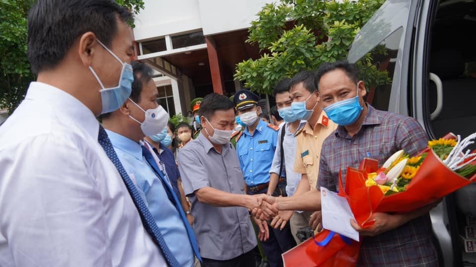 Lãnh đạo tỉnh Quảng Trị tặng hoa, động viên đoàn cán bộ y bác sĩ lên đường hỗ trợ tỉnh Bình Dương chống dịch.