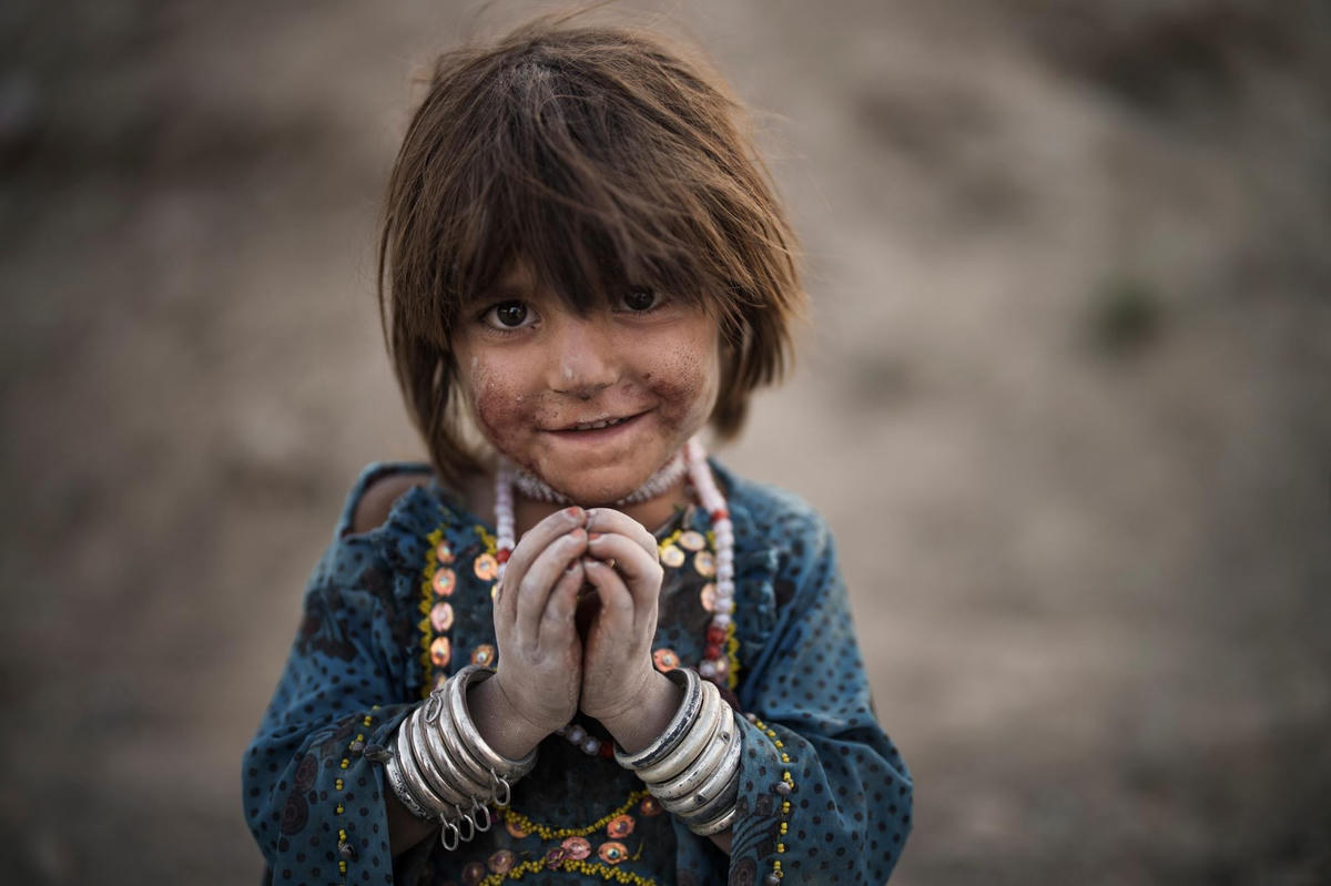 Cô bé trong một khu phố nghèo ở Kabul, Afghanistan, nơi hàng trăm người di cư từ miền đông của đất nước đã sống trong nhiều năm, ngày 27/9/2021. Ảnh: AP.  