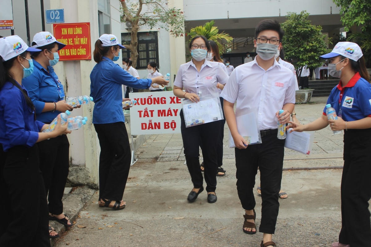 Thí sinh Quảng Nam rời khỏi phòng thi khi thi xong các môn tổ hợp.
