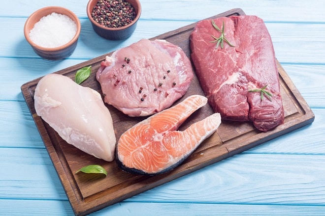 Thịt, cá - hai loại thực phẩm chính không thể thiếu trong ngày Tết. 