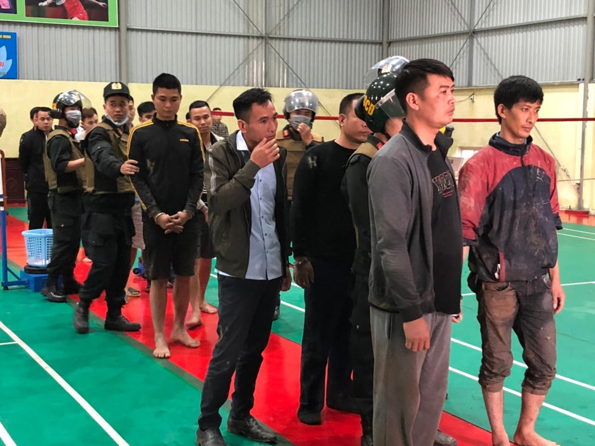 Một số trong những con bạc "đá gà" vừa bị bắt giữ.