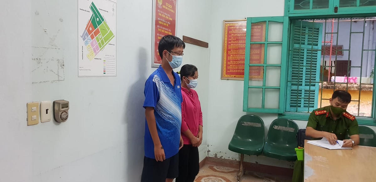 Hai cán bộ Cường, Lan sau khi bị bắt.