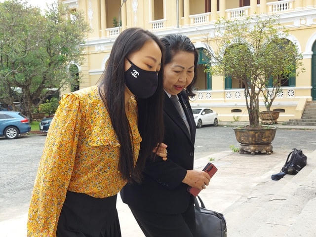Chị Hường cùng luật sư tới tòa.