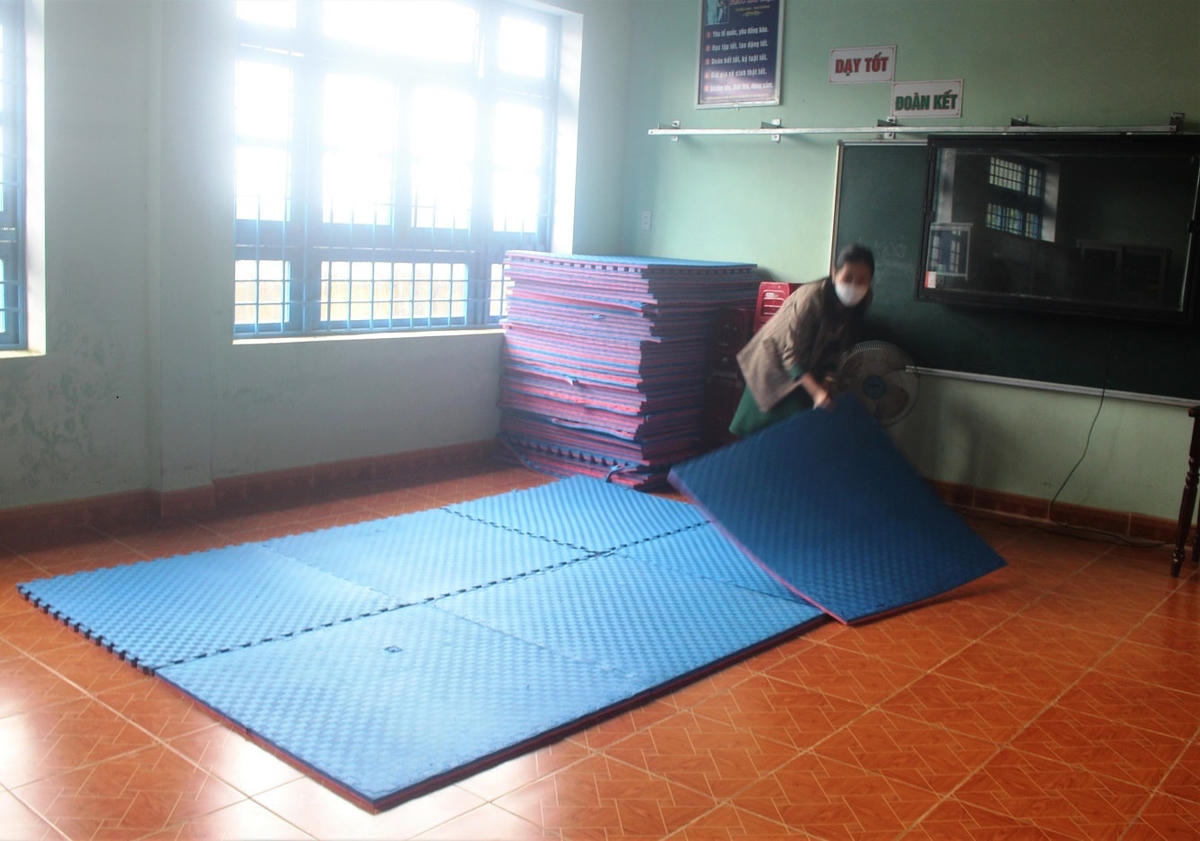 Nơi ở bán trú của học sinh được mua đệm cao su thay cho chiếu.