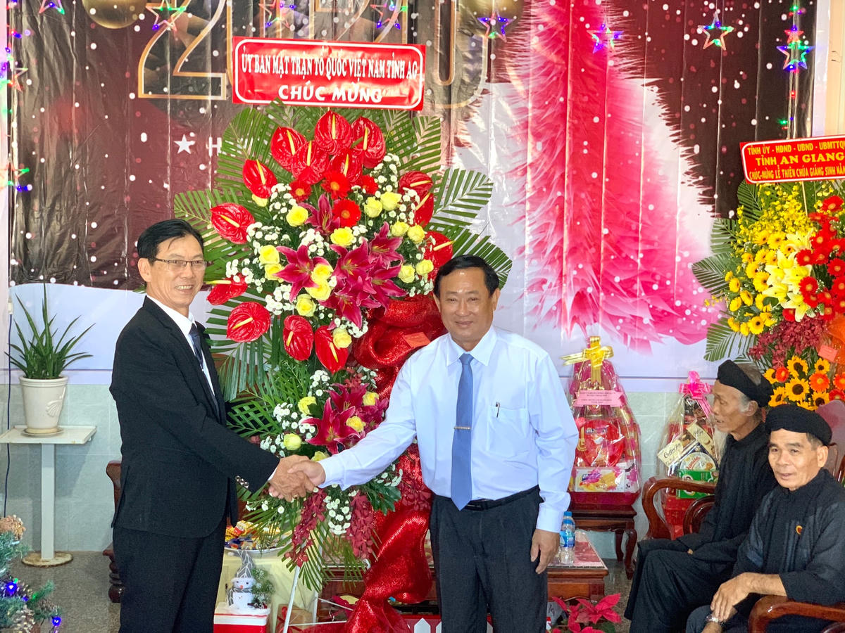 Chủ tịch Ủy ban MTTQ Việt Nam tỉnh Nguyễn Tiếc Hùng chúc mừng Mục sư Lê Tấn Cam.