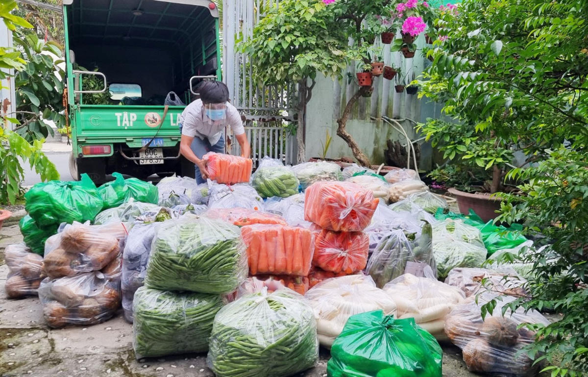 Bữa cơm thêm rau, ấm tình người trong cơn hoạn nạn