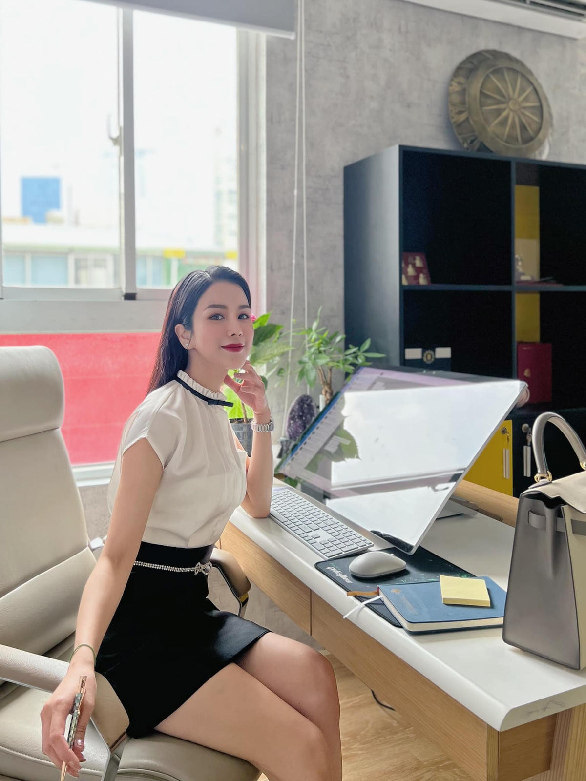 Diệp Lâm Anh giữ tinh thần vui vẻ, tập trung hát triển công việc kinh doanh. 