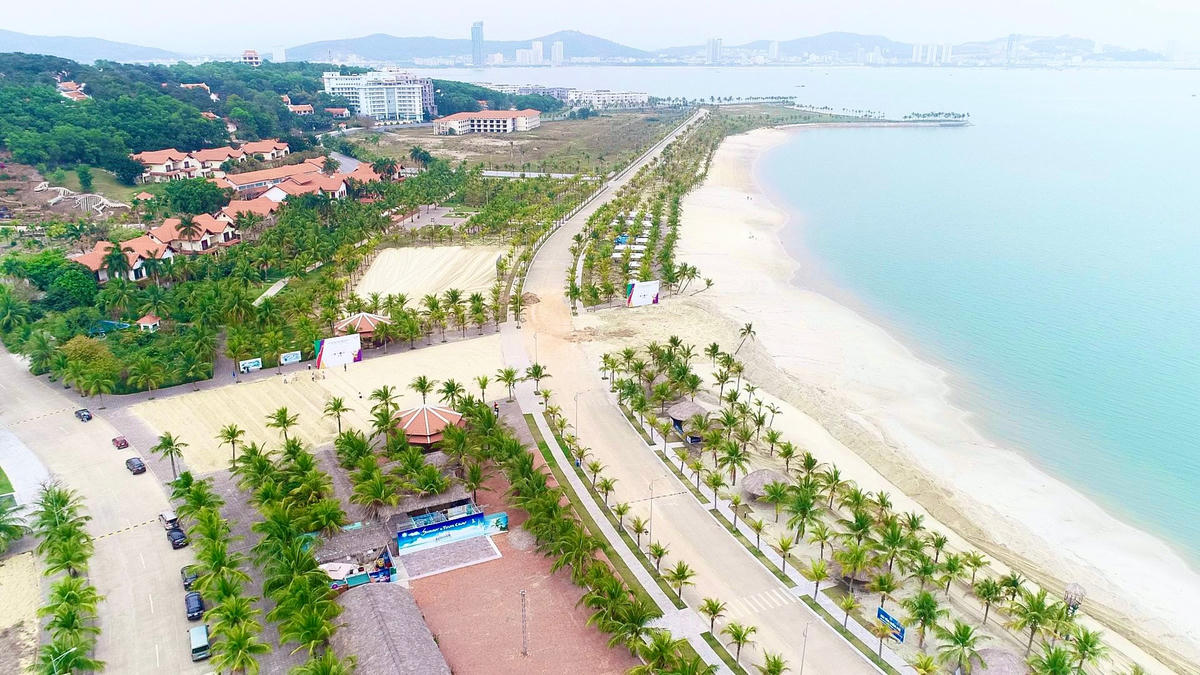 Bãi biển trải dài, cát mịn ở Tuần Châu là không gian tốt nhất phục vụ cho các môn bóng ném, bóng chuyền bãi biển. Hệ thống hạ tầng đồng bộ, đường chạy rộng cũng tạo điều kiện lý tưởng để các VĐV thi Ba môn phối hợp đua tài.