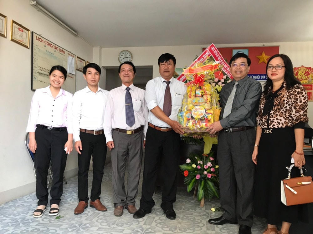 Lãnh đạo TP Nha Trang thăm và chúc mừng cán bộ, phóng viên, biên tập viên Văn phòng Báo Đại Đoàn Kết tại TP Nha Trang.