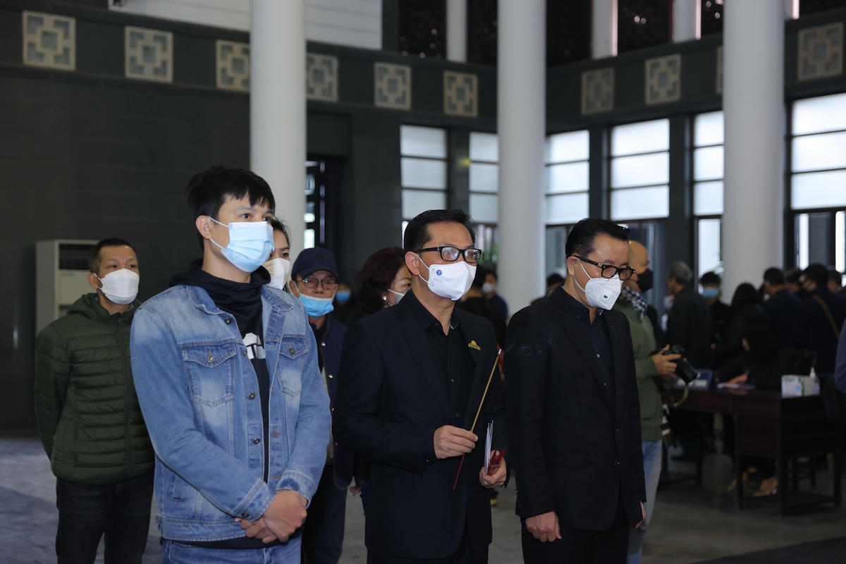 NSND Trung Hiếu, diễn viên Lê Thiện Tùng dâng nén hương trước linh cữu của nhạc sĩ Phú Quang. Ảnh: Hòa Nguyễn.