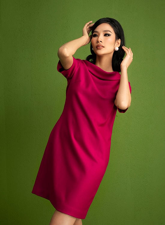 Bộ sưu tập chứa đựng nhiều mẫu đầm suông nhẹ, có khả năng che giấu nhược điểm cơ thể hiệu quả.