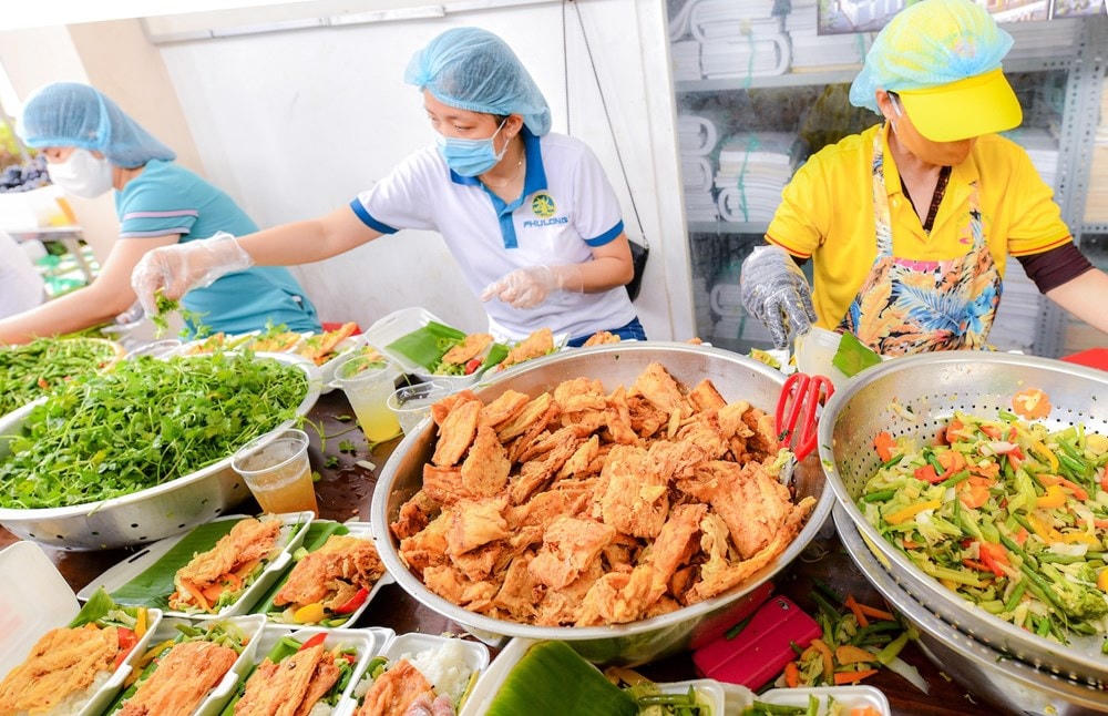 Chương trình "Bữa cơm yêu thương" do nữ doanh nhân Nguyễn Thị Phương Thảo cùng các cán bộ công nhân viên của bà đã nhanh chóng đi vào hoạt động. (Ảnh: CTV/Vietnam+).