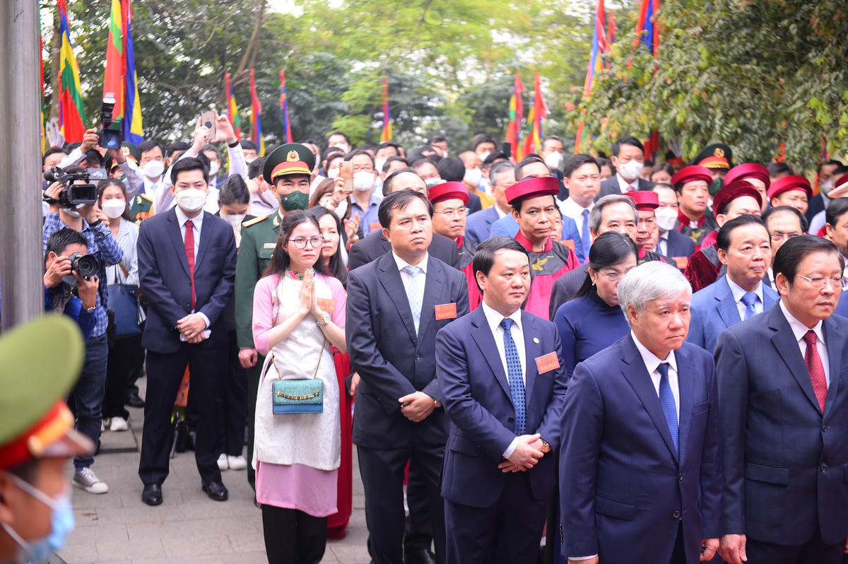 Lễ dâng hương diễn ra từ 7h đến 9h sáng. Du khách đến đền Hùng vào thời điểm này có thể dâng hương tại Đền thờ Quốc Tổ Lạc Long Quân và Đền thờ Tổ Mẫu Âu Cơ để tránh tình trạng đông đúc, chen lấn xô đẩy.