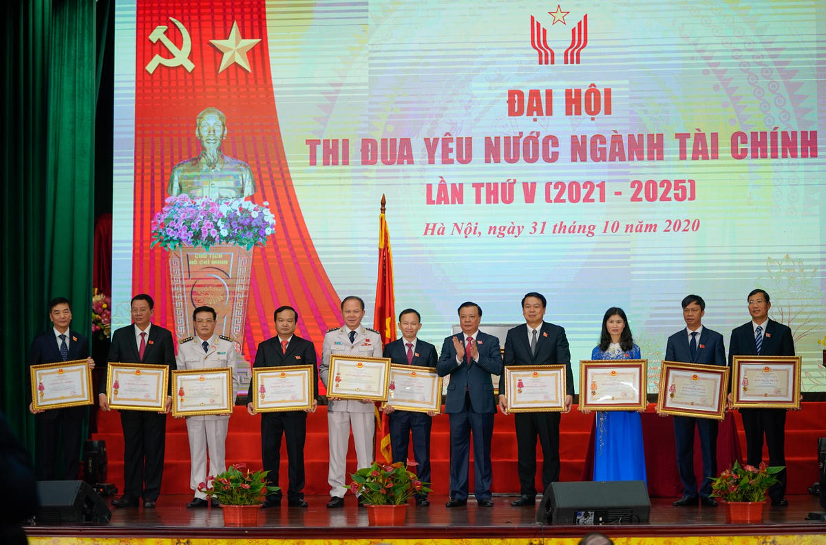 Bộ trưởng Tài chính Đinh Tiến Dũng trao các phần thưởng cao quý cho các tập thể, cá nhân thuộc Bộ Tài chính. - Ảnh: VGP/Quang Hiếu.