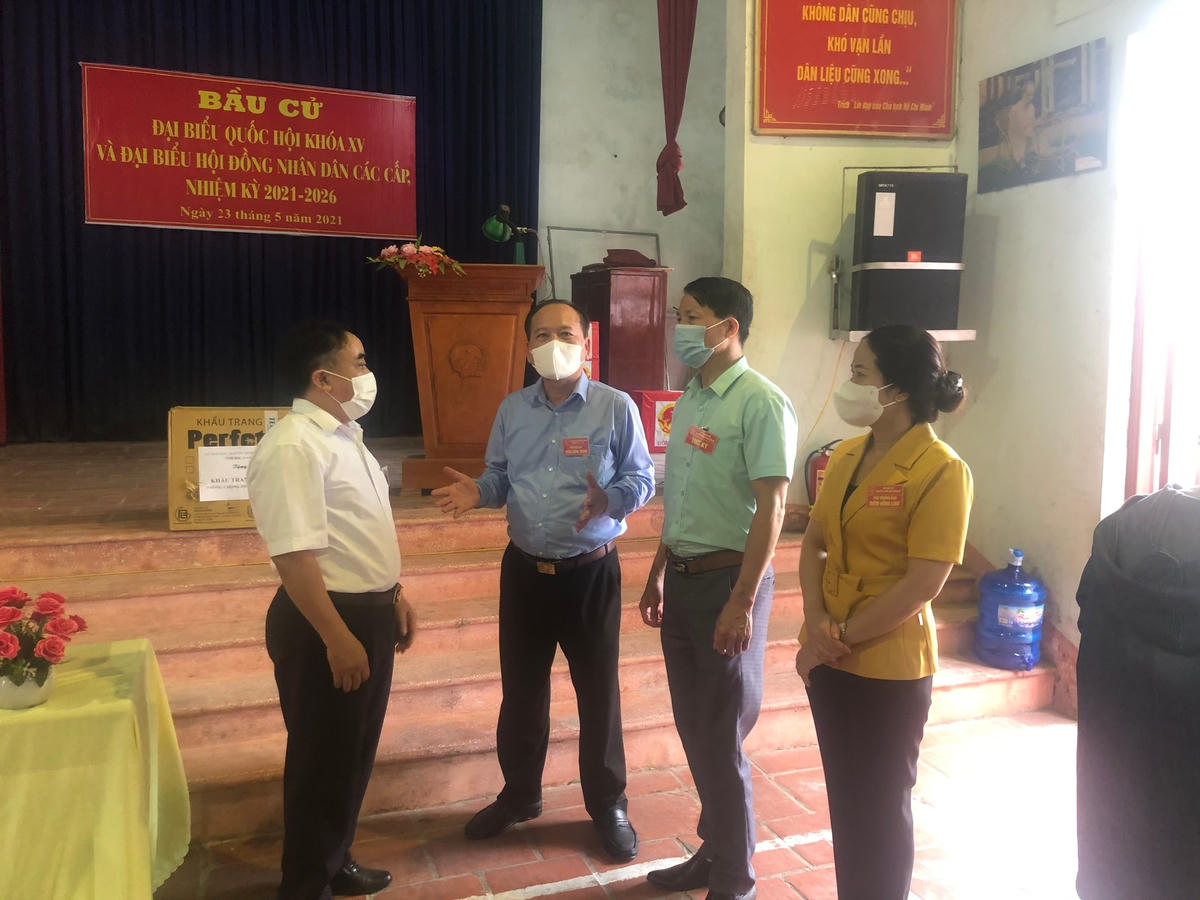 Chủ tịch Ủy ban MTTQ Việt Nam tỉnh Bắc Giang Trần Công Thắng kiểm tra, giám sát bầu cử tại huyện Lạng Giang, Yên Thế, Tân Yên và Yên Dũng.
