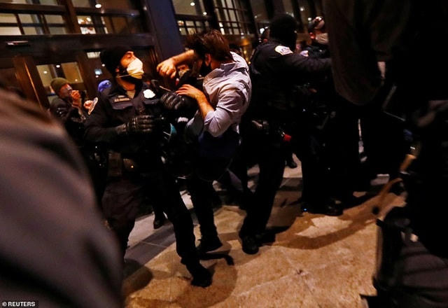 Căng thẳng leo thang tại Washington DC cuối tuần qua. Ảnh: Reuters.  