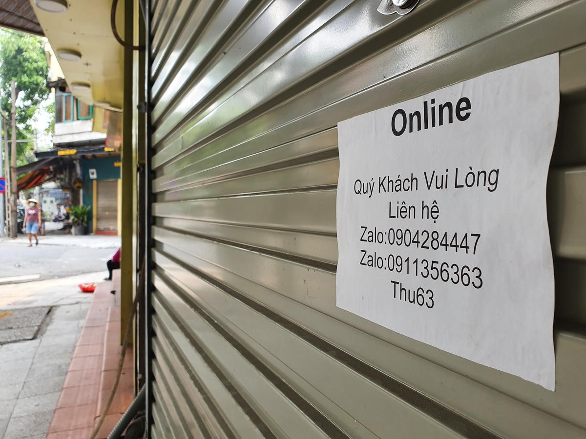 Một số cửa hàng vẫn duy trì hoạt động bằng cách chuyển qua kinh doanh online.