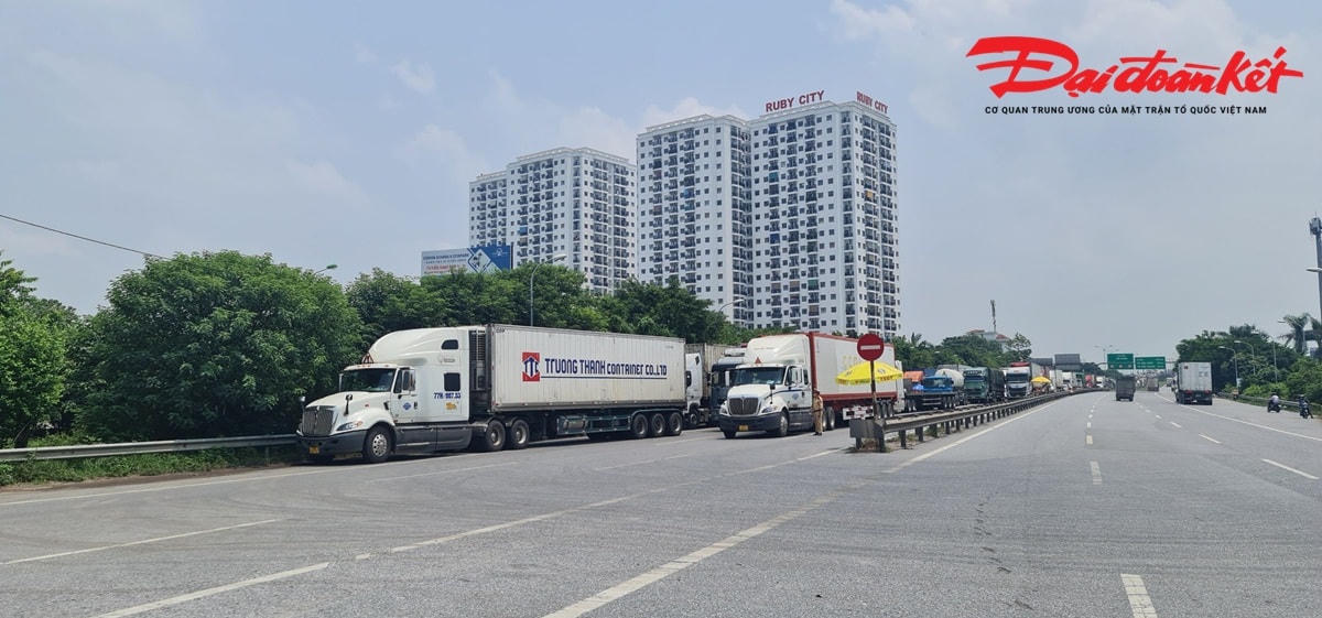 Tại chốt số 5 tại cầu Phù Đổng - cao tốc Hà Nội - Lạng Sơn (huyện Gia Lâm), dòng xe nằm chờ "qua" chốt dài tới hàng chục km. Nhiều ô tô con, ô tô tải, container phải xếp hàng, nhích dần từng chút một mới tới lượt kiểm tra, khai báo.