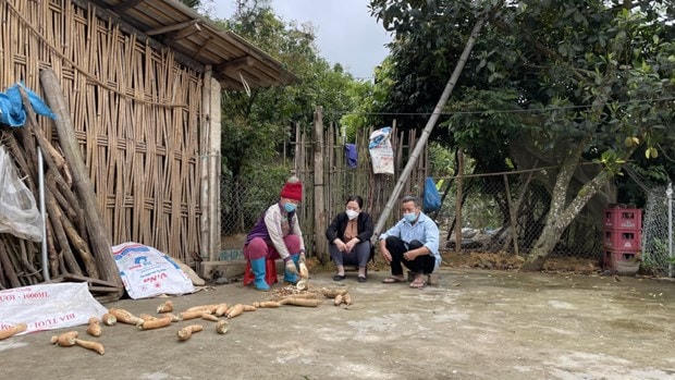 Cán bộ xã Đại Dực, huyện Tiên Yên tuyên truyền đến người dân về phương án sắp xếp, sáp nhập 2 thôn Khe Quang, Khe Léng.