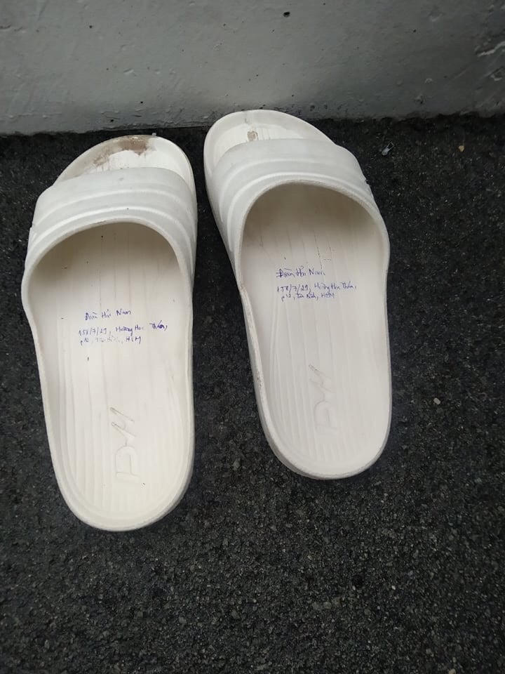 Đôi dẹp nạn nhân để lại trên cầu. Ảnh: TL.