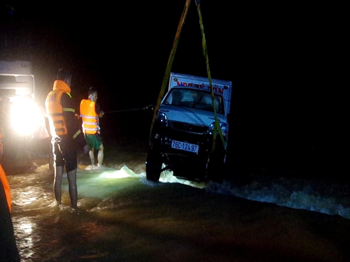 Lực lượng chức năng đang vớt chiếc ô tô BKS 76C-124.97.