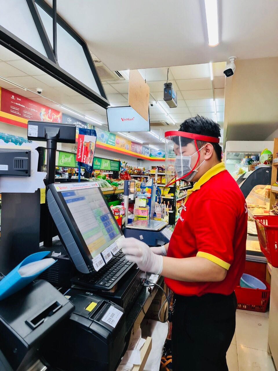 Nhân viên siêu thị VinMart+ với trang bị bảo hộ nhưng vẫn có nguy cơ phơi nhiễm.