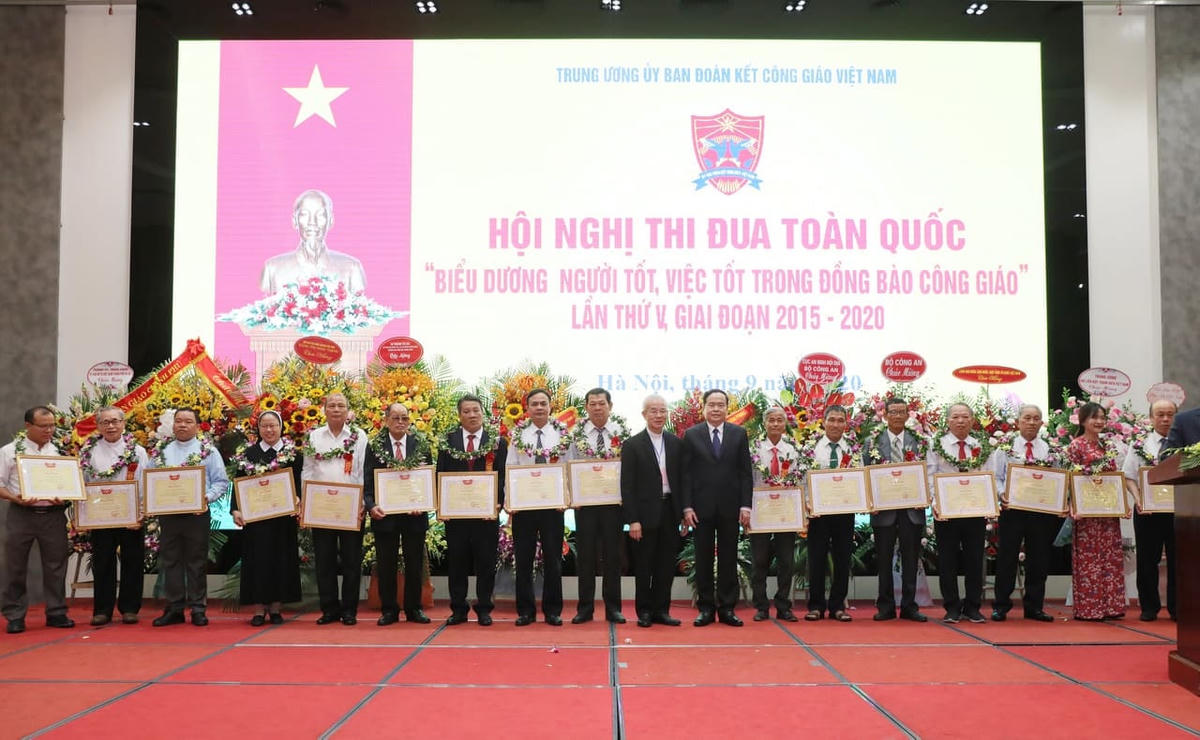 Chủ tịch Trần Thanh Mẫn chụp ảnh lưu niệm cùng các tập thể, cá nhân được khen thưởng.