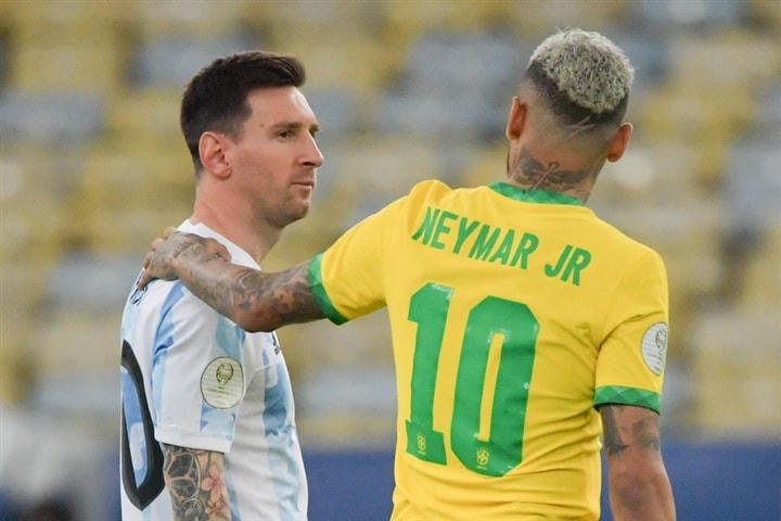 Neymar từ lâu đã bày tỏ nguyện vọng tái ngộ Messi trên cùng chiến tuyến. Anh cũng like bài đăng của báo TNT về tin Messi rời Barca. Ảnh: Reuters.