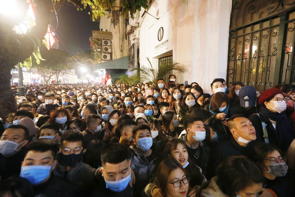 [ẢNH] 'Biển' người chào đón thời khắc chuyển giao năm mới 2021