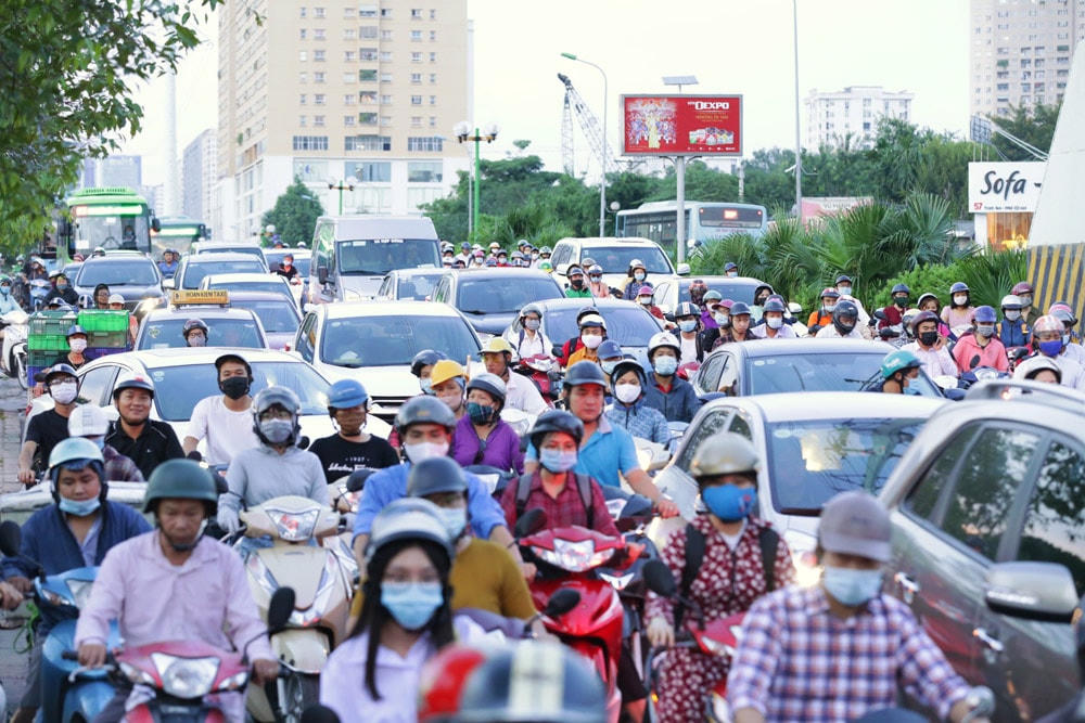 Nhiều tuyến đường trung tâm Hà Nội luôn ùn tắc. Ảnh: Quang Vinh.