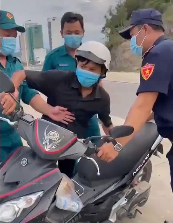 Tổ công tác phòng, chống dịch Covid-19 phường Vĩnh Hòa thu giữ xe của anh Em.
