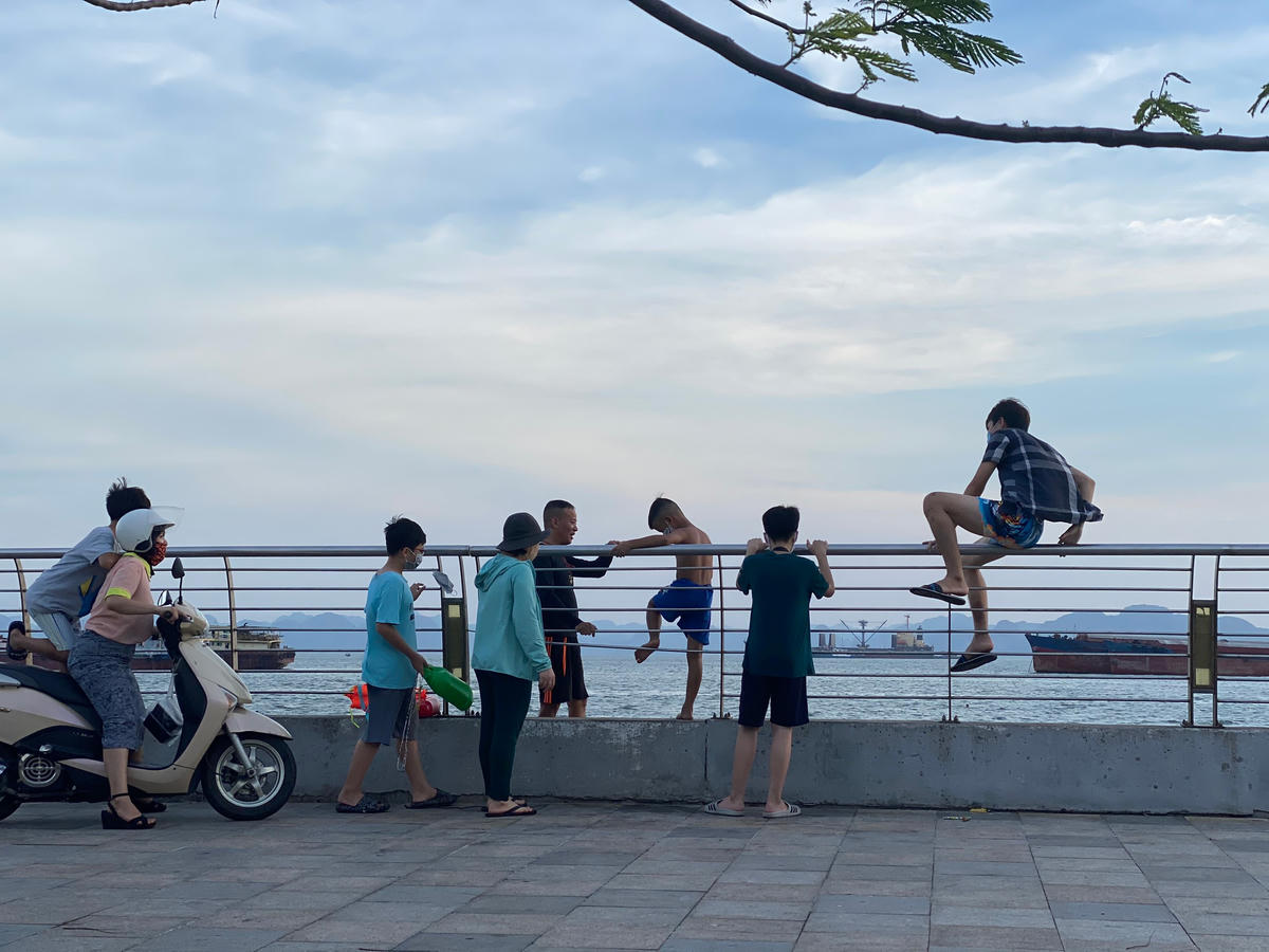Rất nhiều người dân thiếu ý thức vẫn vượt rào để xuống biển, hòa mình cùng dòng nước mát mặc cho lực lượng chức năng của phường đi tuyên truyền liên tục.